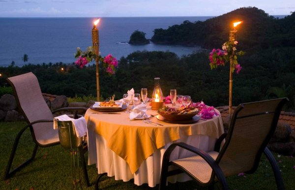 Ужин на пляже при свечах