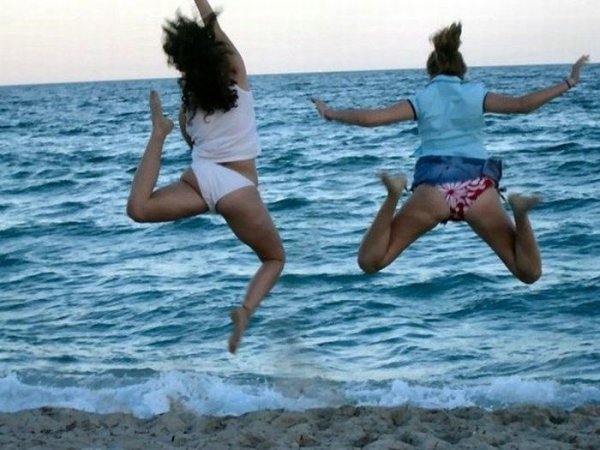 Две подруги на море смешные