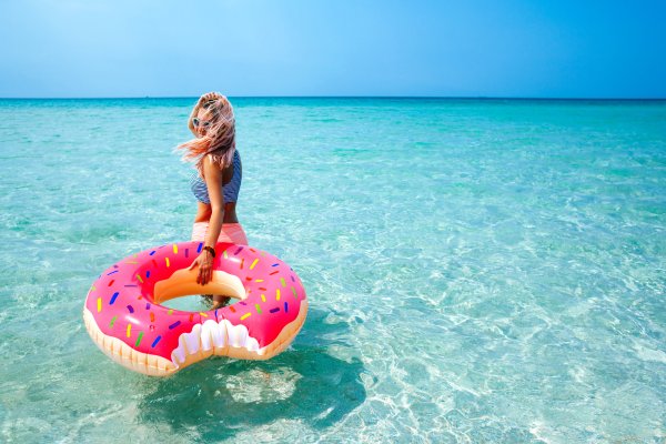 Девушка на надувном круге