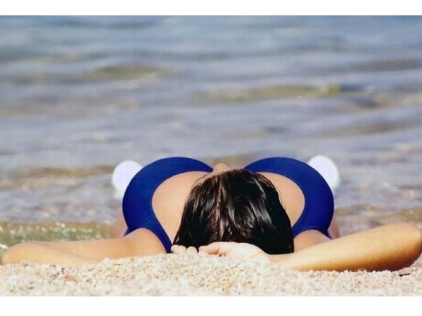 Полные девушки в купальниках сзади