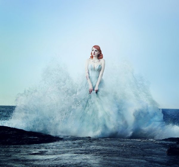 Девушка выходит из моря