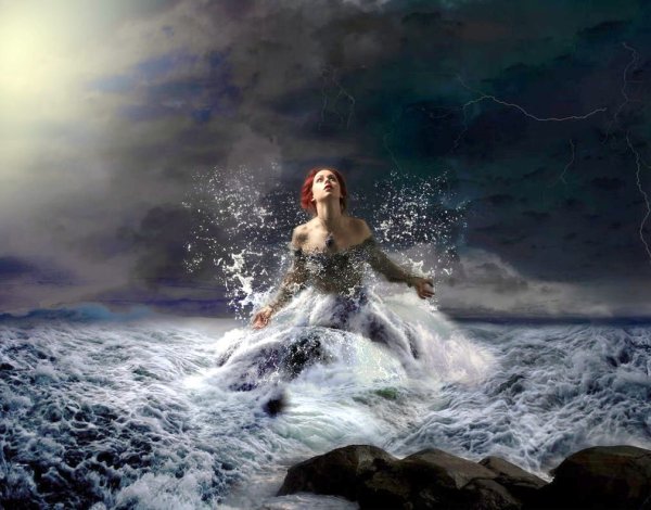 Девушка выходит из воды