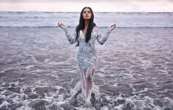 Фотосессия в воде в платье