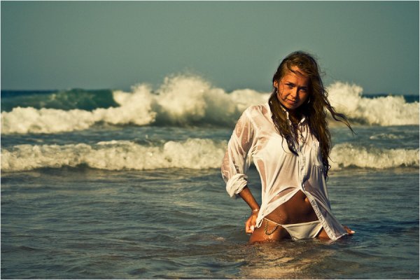 Девушка в рубашке на море