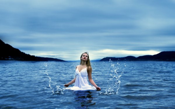 Девушка выходит из моря
