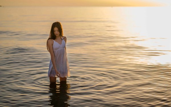 Девушка у реки