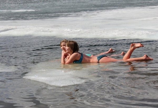 Купание в море смешно