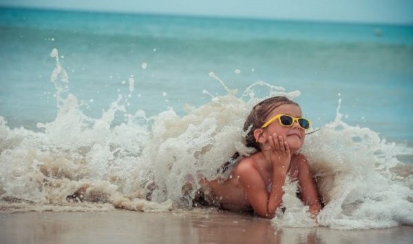 Дети купаются в море