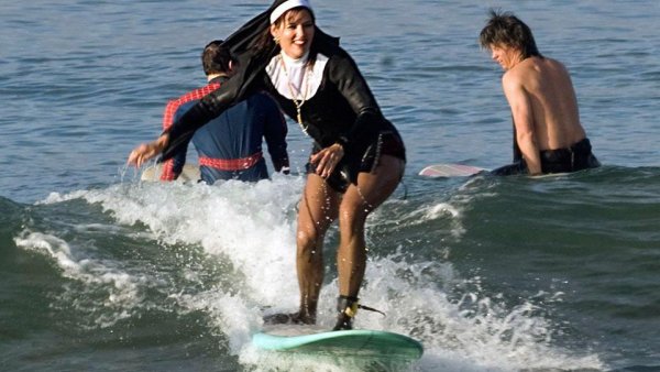 Подростки прыгают в воду