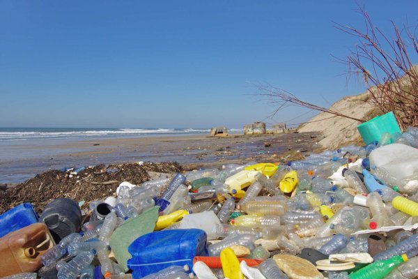 Пластиковые отходы в море