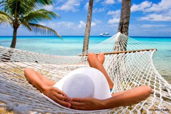 Девушки лежат на спине на море