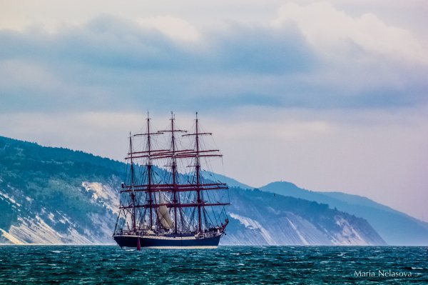 Белый парусник в море