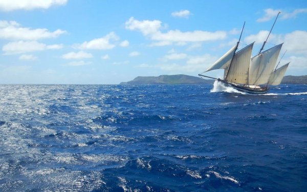 Маленький корабль в море