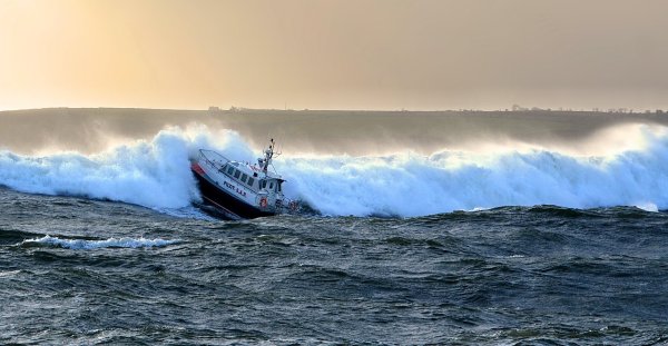 Корабль в море