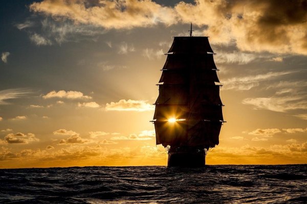 Яхта в шторм фото