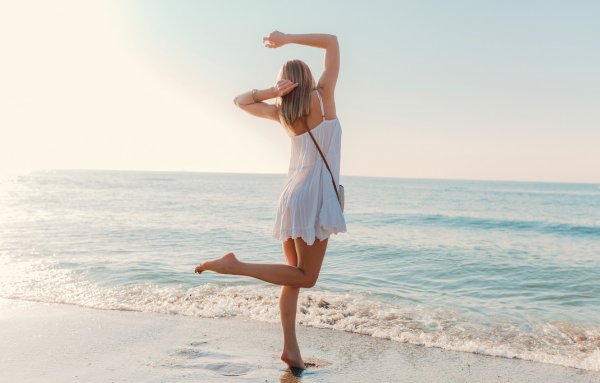 Радостная девушка на море