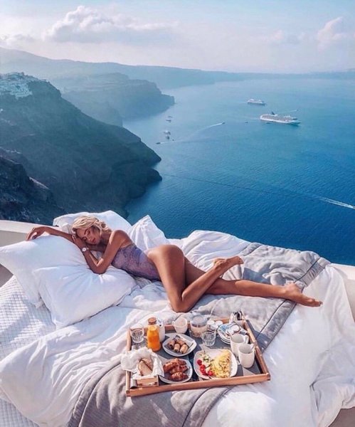 Девушка идет по берегу моря