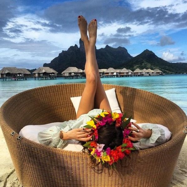 Девушка на рассвете у моря