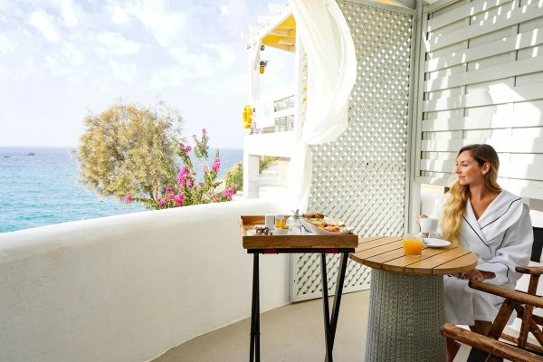 Девушка на лежаке у моря