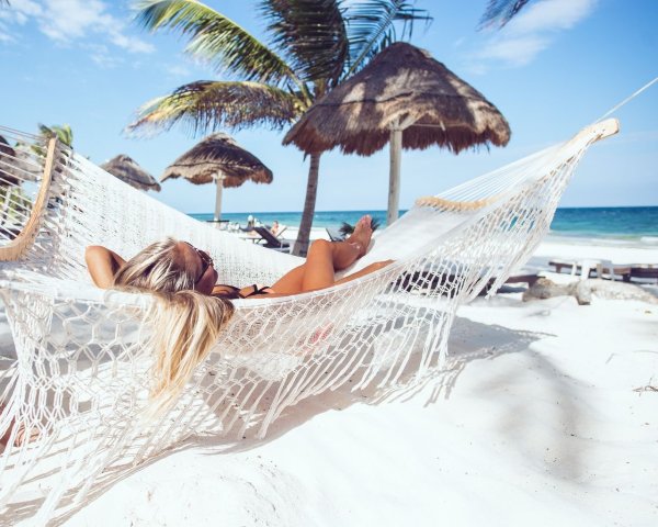 Девушка на берегу моря