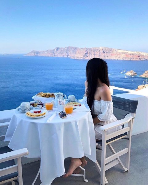 Девушка на море с коктейлем