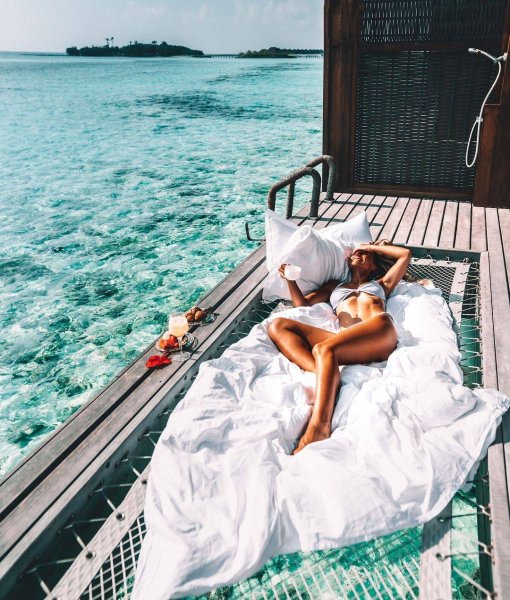 Чашка кофе на берегу моря