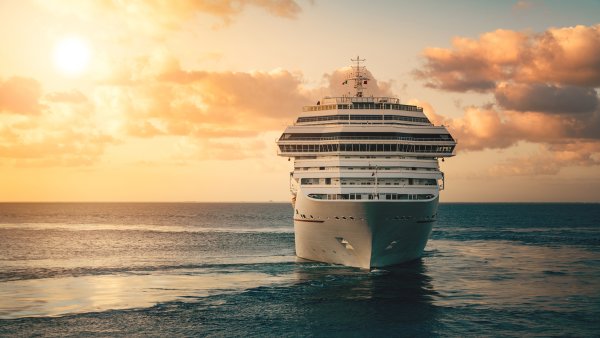 Лайнер круиз море