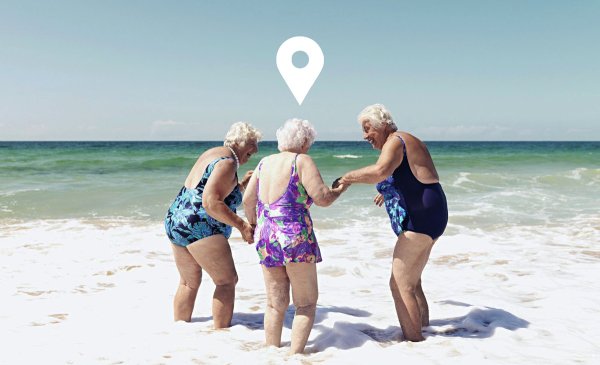 Старушка на берегу моря