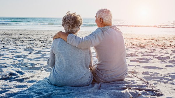 Пожилые люди на отдыхе