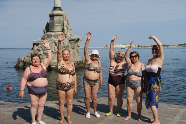 Старые бабки на море