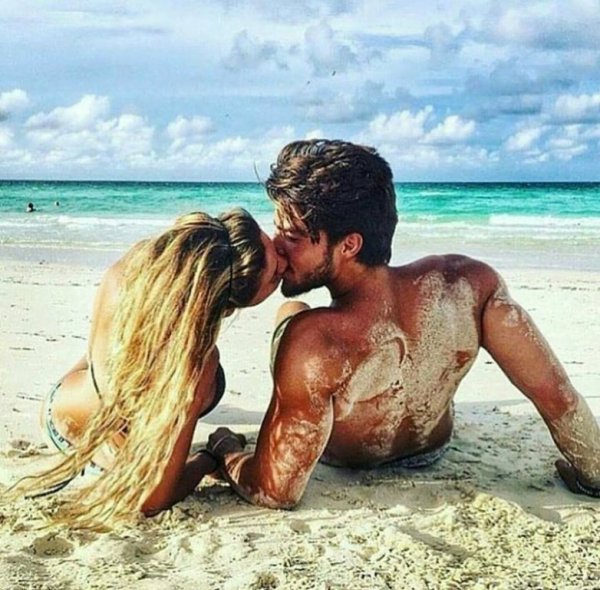 Влюбленные на берегу моря