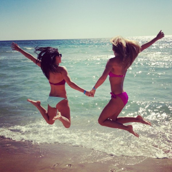 Подруги на море