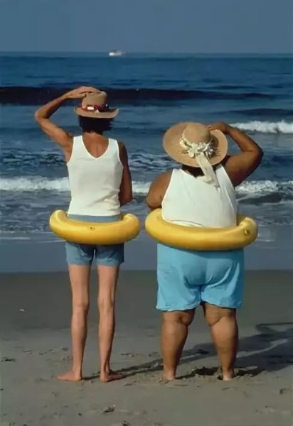 Две подруги на море смешные