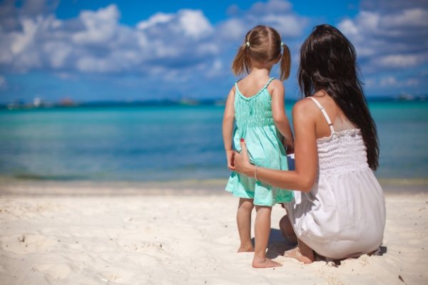 Девушка с дочкой на море