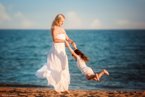 Мама и дочь на море