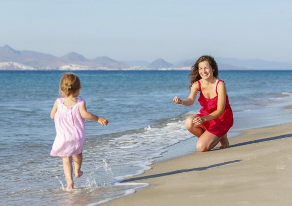 Девочка с мамой на море