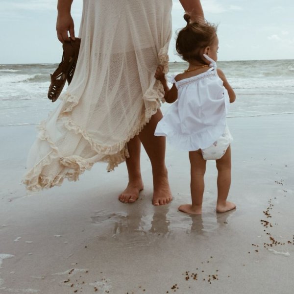 Две девушки на море с детьми