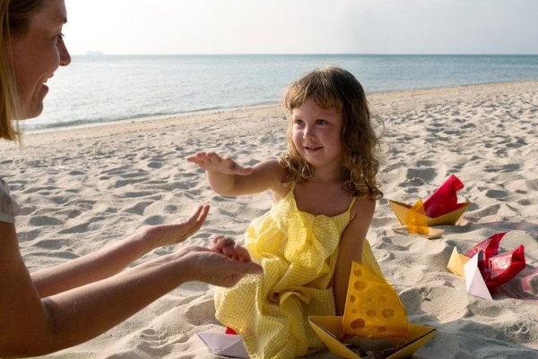 Девочка на берегу