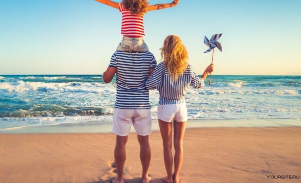 Мама и две Дочки на море