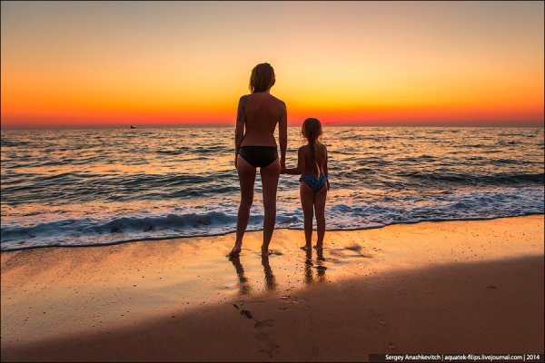 Девочка с мамой на море