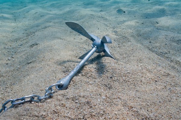 Якорь в воде