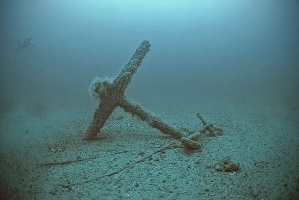 Якорь с затонувшего корабля