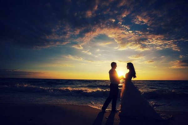 Двое на закате у моря