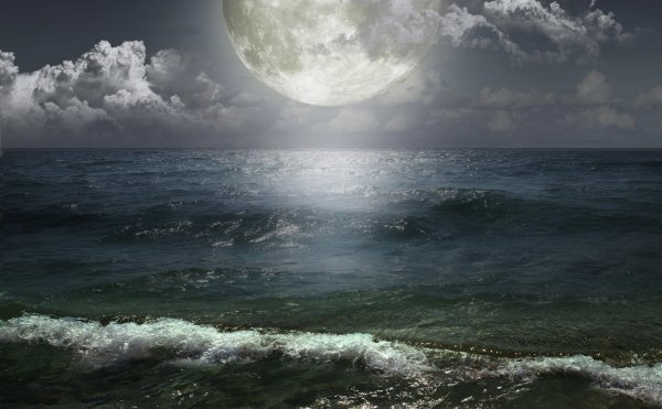 Луна над морем