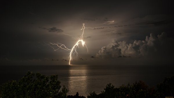 Гроза над морем