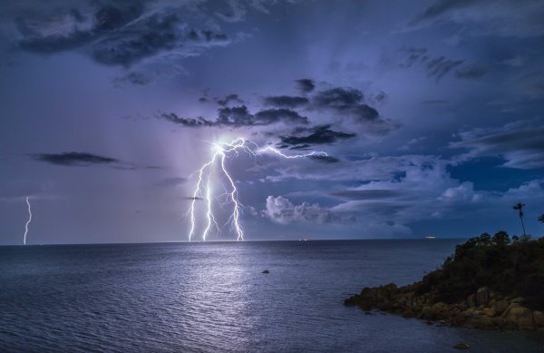 Гроза на море