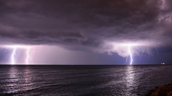 Гроза над морем