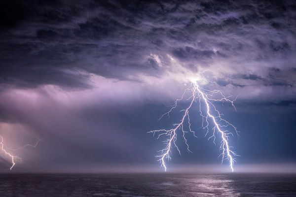 Молния над морем
