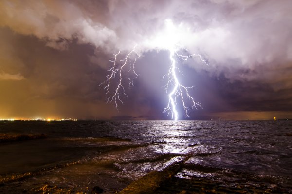 Гроза на море