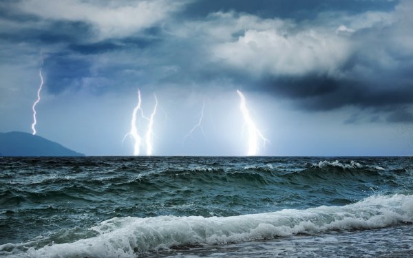 Море шторм гроза